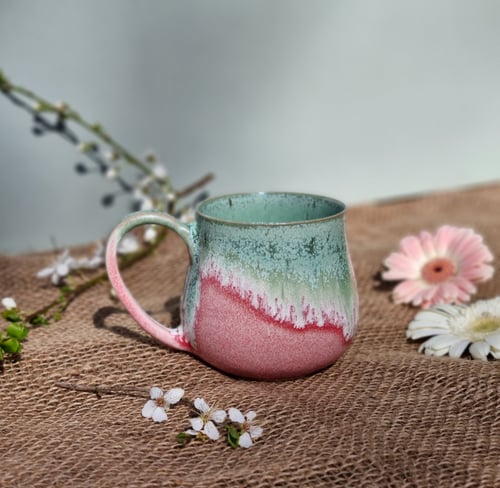 Lyserød og grøn krus