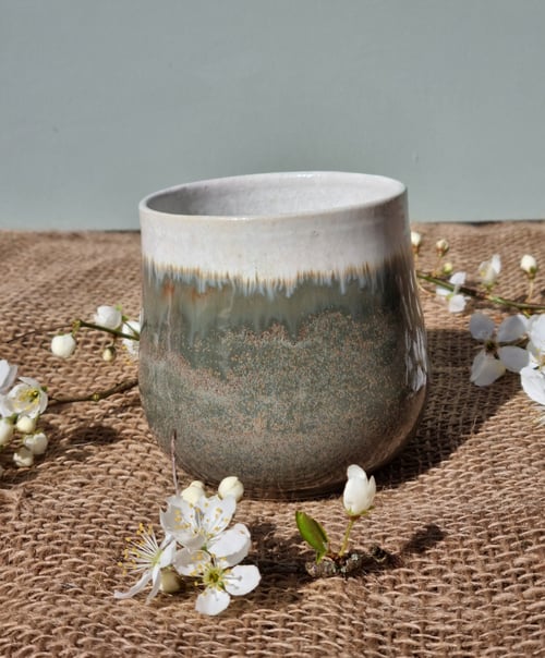 Grå/grøn og hvid krus