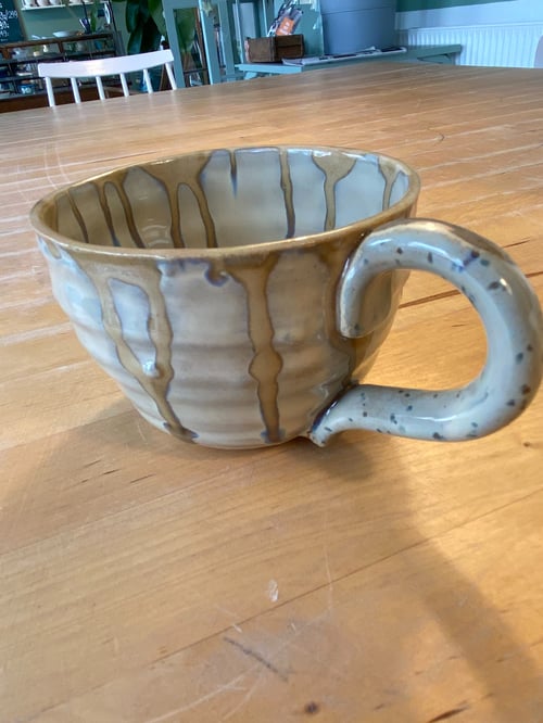 Hånddrejet keramik kop m. hank - stentøjsler