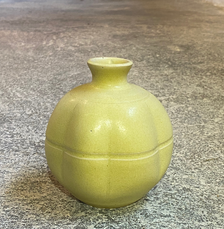 Vase i gul H 11  B 10 cm - billede 1