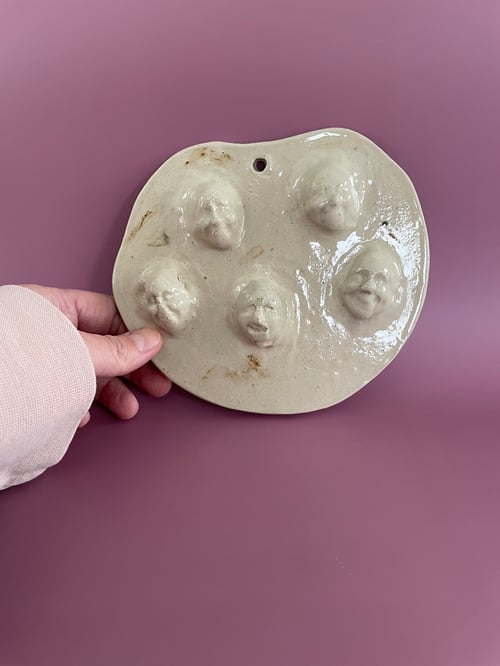 Ophæng med ansigter i håndformet keramik fra MetteMaje Keramik