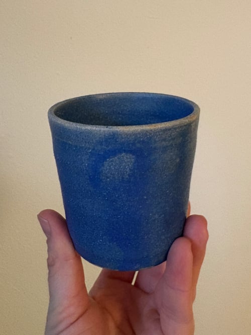 Hånddrejet Clayworks kop. Glaseret i blå. Rummer ca. 190 ml. fra Lundtofte Clayworks