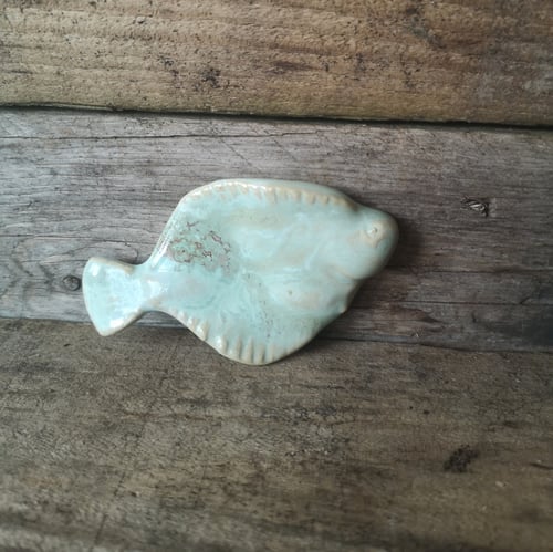 Rødspætte i farven "NORDLYS"  fra www.mariemo-keramik.dk