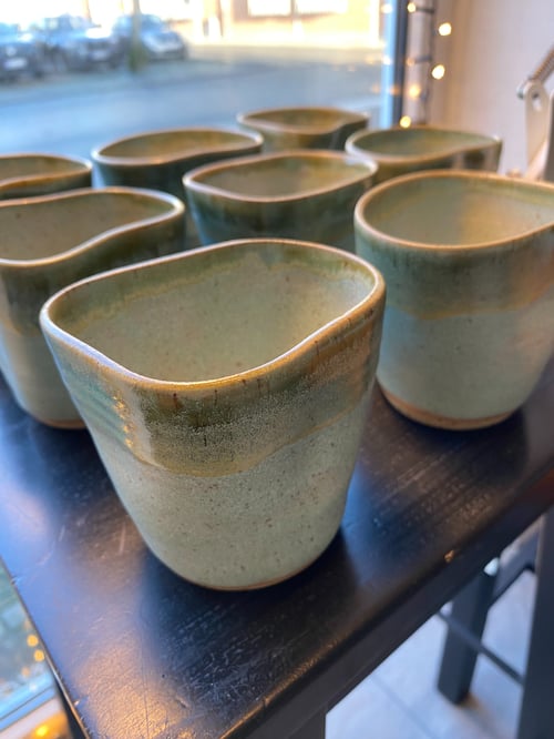 Hånddrejet keramik krus - pastel grøn