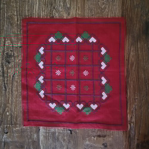 Rød håndbroderet juledug med hjerter og stjerner fra Butik Fund