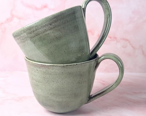 Sandfarvet/støvgrøn kop fra Mille Keramik