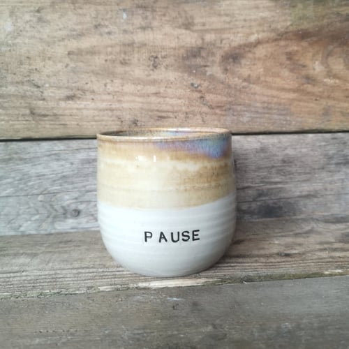 Pause kop, hvid og gul glasur