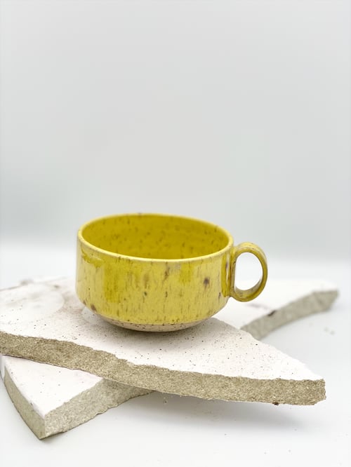 Kanso serien: Gul kop med hank fra Nørrebrokeramik.dk (firmanavn, OHØJ)