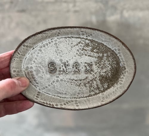 Lille fad med tekst - SNAX - sæl fra Claywise