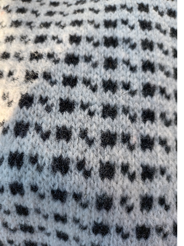 Norsk striktrøje, hvid med grå " lus " og rund halskant. - billede 2