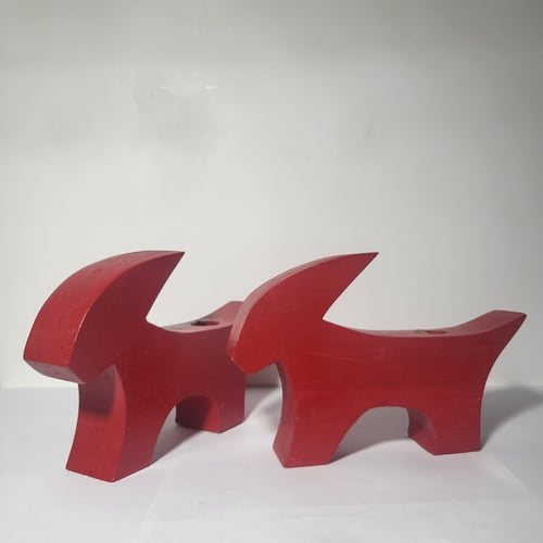 Rød svensk retro Julebuk lysestage I massivt træ fra Butik Fund