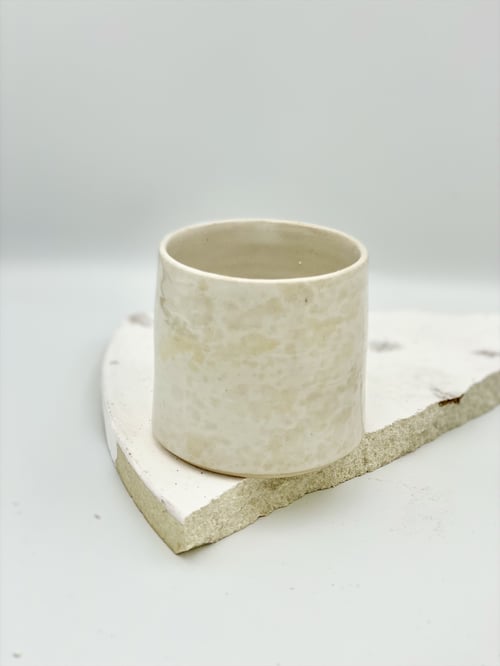 Hvid med struktur uden hank fra Nørrebrokeramik.dk (firmanavn, OHØJ)