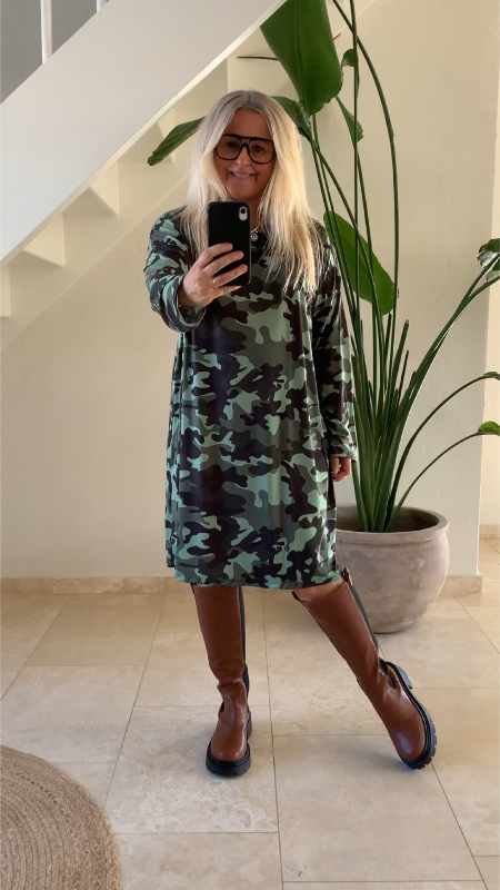 Mia tunic/dress. Camouflage. Onesize 36-46. fra KJOLEUNIVERSET.DK