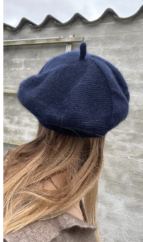 Opskrift - Baret/alpehue strikket med ”sew as you go - og vendepinde”  fra Knit-Knot