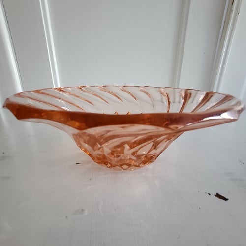 Vintage skål i rosafarvet glas med swirl-effekt og mønster