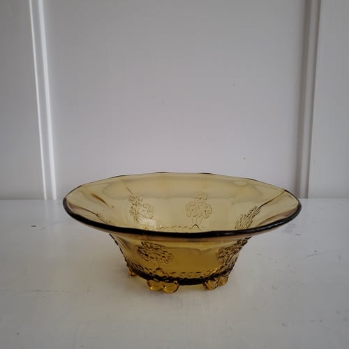 Vintageskål på fod, ravfarvet glas og blomstermotiv