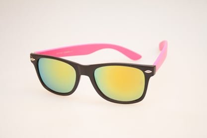 Billig solbrille i sort med pink fra Wayfarer-Solbriller.dk