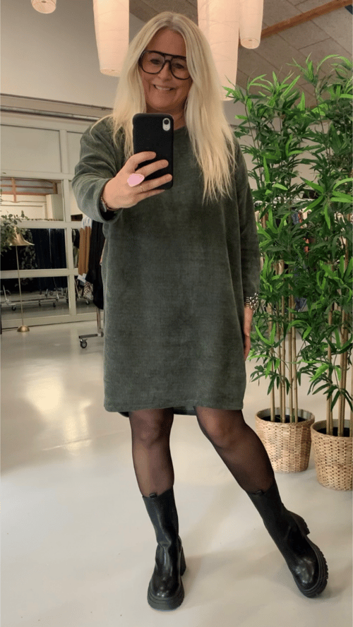 Adele fløjels strecht dress, Army. Onesize 36-46. fra KJOLEUNIVERSET.DK