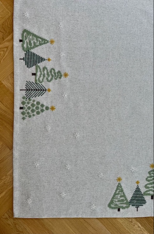 Grøn jul med stil - juletræstæppe 2028-1                             Str. 140 x 140 cm. - billede 4