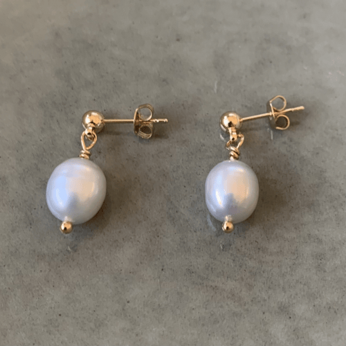 Grå ferskvandsperle øreringe (small) fra bymunk Jewellery