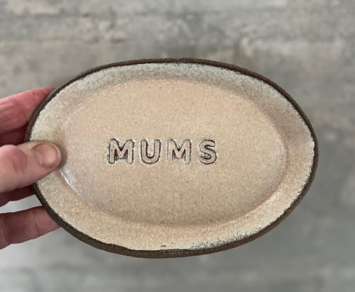 Lille fad med tekst - MUMS - vanilie fra Claywise