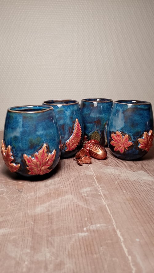 Håndlavede kaffekrus i stentøj. Blå farver. Prisen er pr. stk.