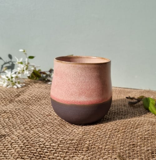 Lyserød og sort krus fra PANGkeramik