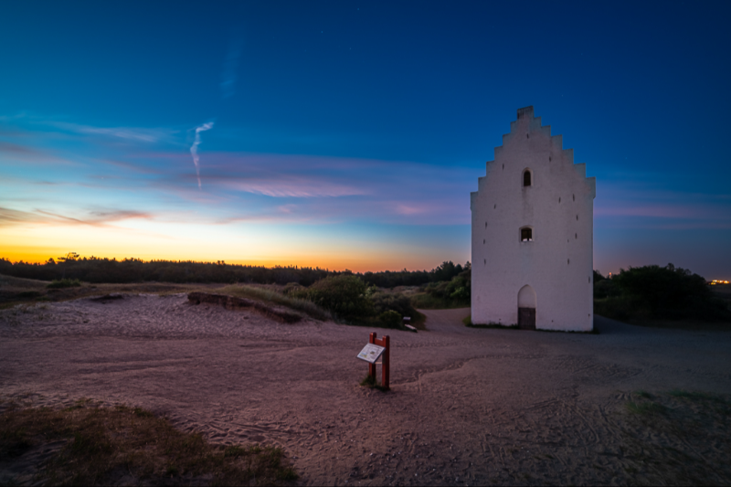 Den Tilsandede Kirke i  Skagen en smuk sommernat  - billede 1