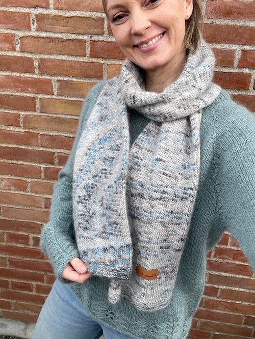 Dina Scarf strikkeopskrift fra AlelaKnit