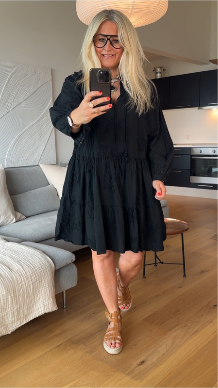 Lilje cotton dress, Black. Onesize 36-46 fra KJOLEUNIVERSET.DK