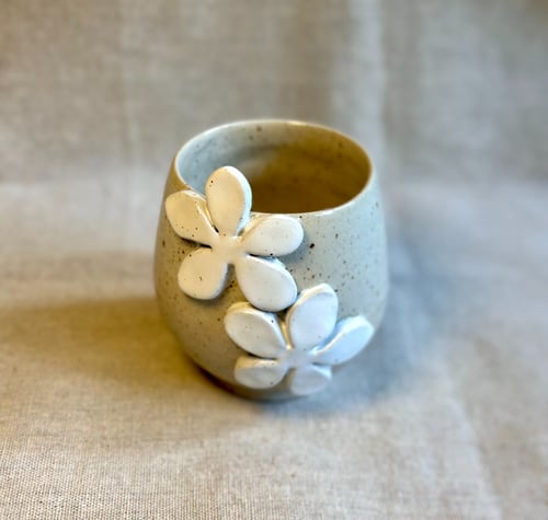 Flower kop med hvide blomster, sandfarvet