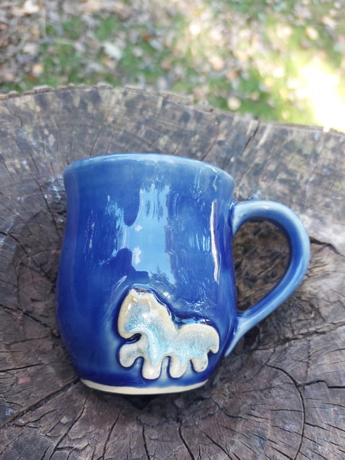 Islænder koppen i mørk blå med islænder i isblå glasur  fra Heidi Larsen keramik