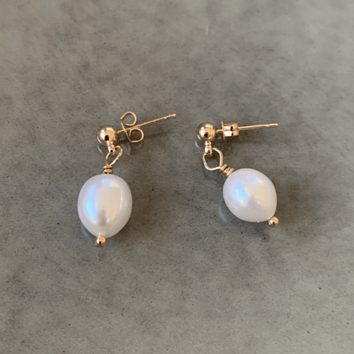 Hvide ferskvandsperle øreringe (small) fra bymunk Jewellery