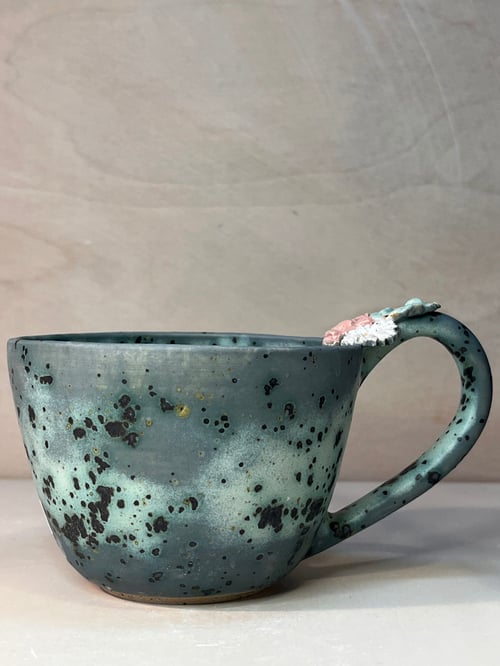 Kop med blomster på hanken. 390 ml. H: 7,5 cm fra Clay By Hornstrup