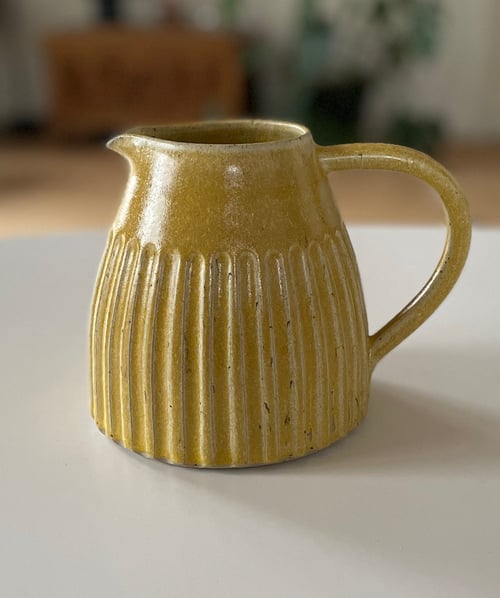 Kande m. riller, hørgul - 1,4 liter fra Aaskoven Keramik