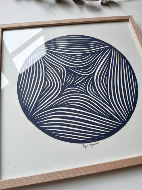 30x30cm papercut, Marineblå, indrammet 