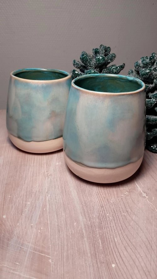 Store håndlavede kaffekrus i stentøj. Blå farver. Prisen er pr. stk.