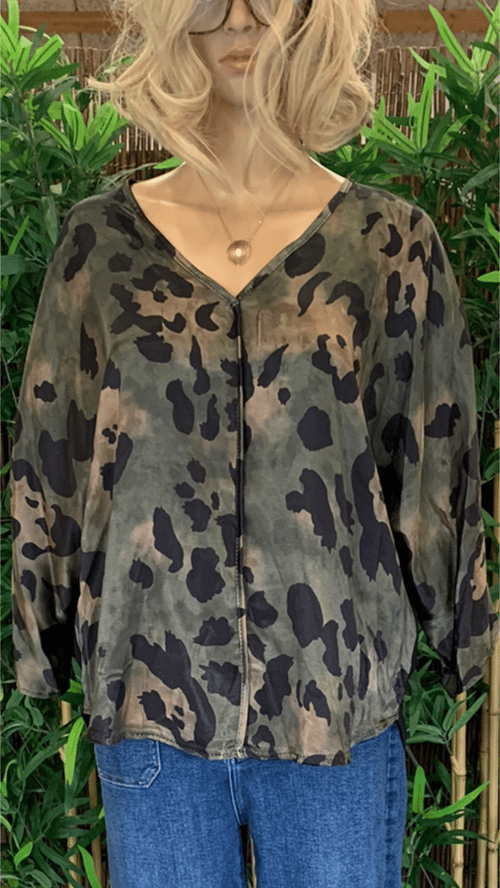 Regitze viscose blouse. Army w Leopard. Onesize 36-46. fra KJOLEUNIVERSET.DK