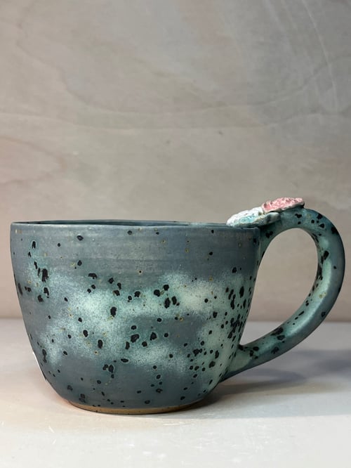 Kop med blomster på hanken. 340 ml. H: 7 cm fra Clay By Hornstrup