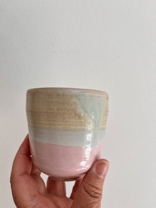 Lyserød med grøn kop