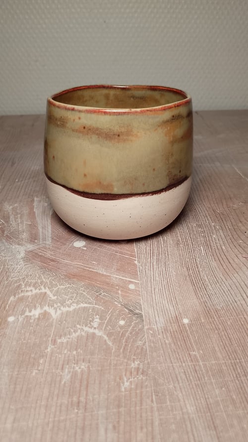 Håndlavet kaffekrus i stentøj.