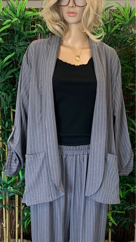 Beth loose stretch blazer. Grey w stripes. Onesize 38-50.