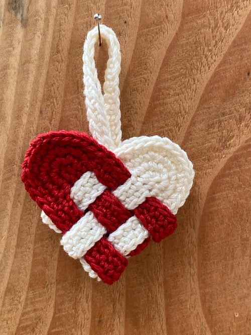Mini hæklet julehjerte  fra SlowlyMade