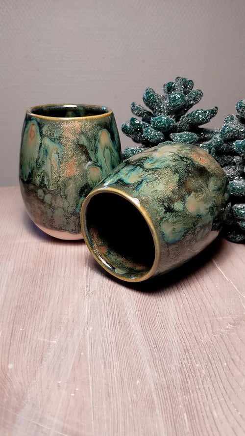Håndlavede kaffekrus i stentøj. Grøn, turkis og guldfarvet. Prisen er pr. stk.