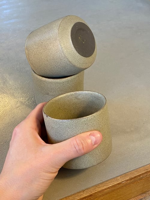 Kopper i sort ler og mat grøn glasur