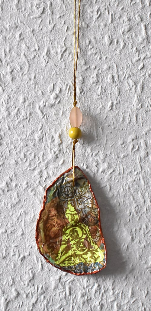 Gul Buddha med ornamentik fra Baryhl Art