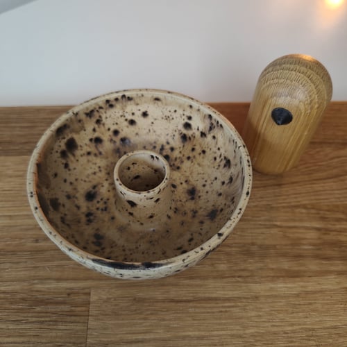 Brun plettet lysestage  fra Jo keramik 