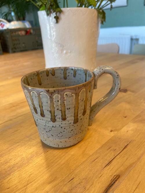 Hånddrejet keramik kop m. hank - stentøjsler