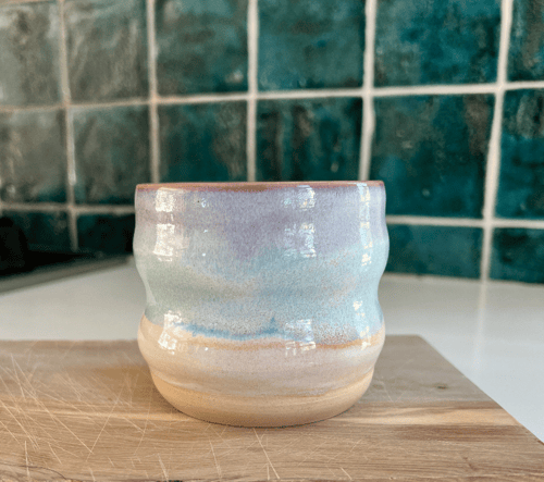 Krus med bløde bølger