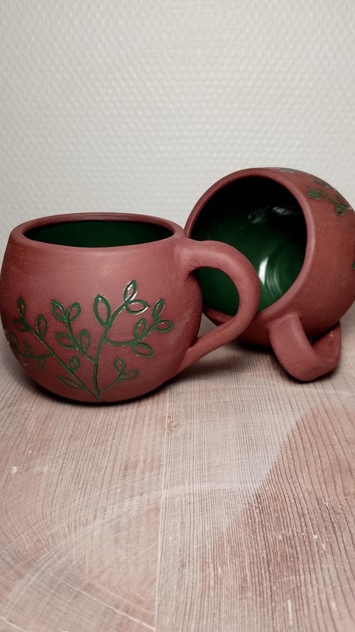 Håndlavet kaffe/tekrus med udskæringer i stentøj, højde 8 cm. Prisen er pr. stk.